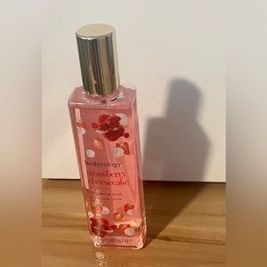 Bodycology Strawberry 🍓 Cheesecake Body Mist 8 fl oz